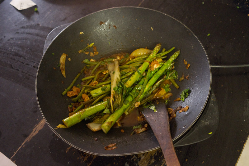 Tofu frit aux légumes verts