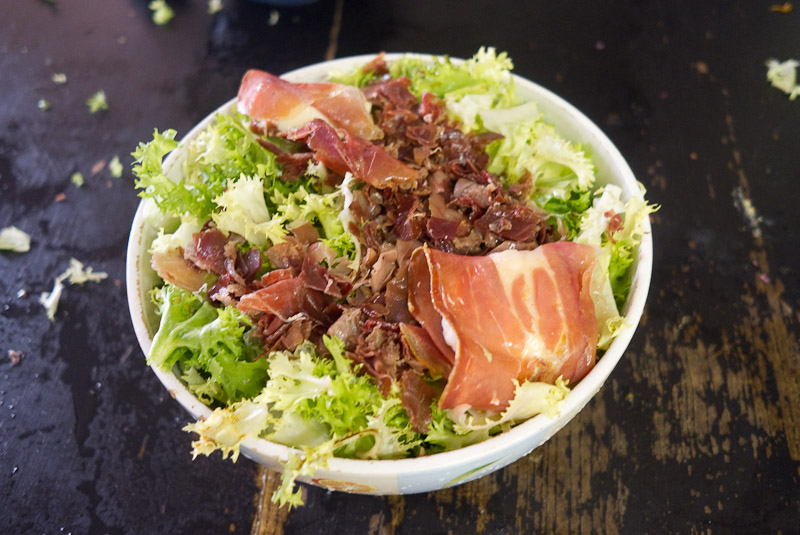 Salade Frisée aux trois jmbons