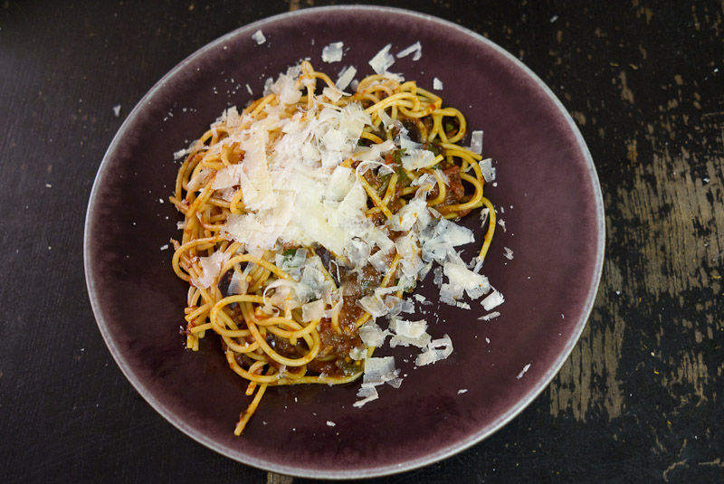 Spaghettini aux tomates et aux olives noires