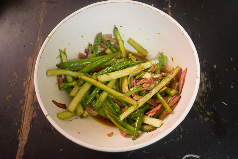 Salade d'asperges et de radis grillés 